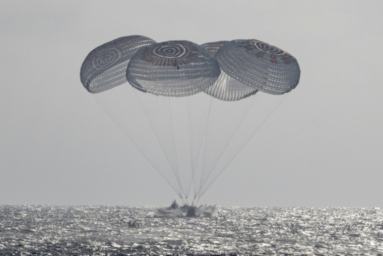 Photo diffusée par la Nasa montrant la capsule Dragon, transportant l'équipage de Crew-12, lors de son amerrissage dans le Pacifique, au large de Los Angeles, le 8 octobre 2026 en Californie ( NASA / Keegan Barber )