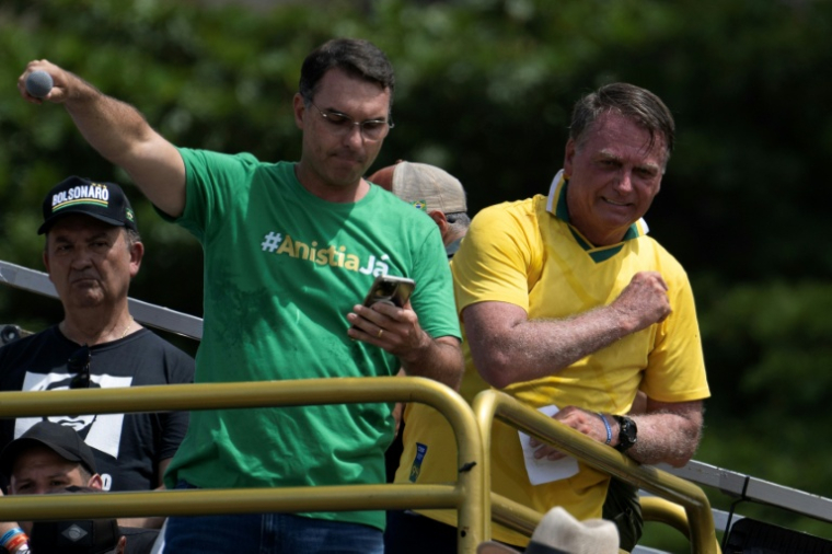 L'ex-président brésilien Jair Bolsonaro (d.) et son fils, le sénateur Flavio Bolsonaro, participent à un rassemblement à Copacabana, à Rio de Janeiro, au Brésil, le 16 mars 2025 ( AFP / Pablo PORCIUNCULA )