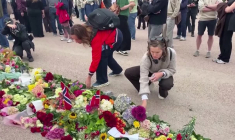 Des personnes déposent des fleurs devant le Palais royal après le décès du roi Harald V