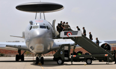 Un avion de reconnaissance à la base aérienne française de Dakar, le 7 juin 2009 ( AFP / GEORGES GOBET )
