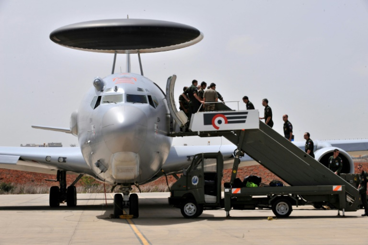 Un avion équipé d'un radar "système aéroporté d'alerte et de contrôle" (Awacs) à la base aérienne française de Dakar, le 7 juin 2009 au Sénégal ( AFP / GEORGES GOBET )