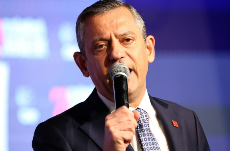 Özgur Özel, leader du principal parti d'opposition turc, le 6 avril 2025 à Ankara ( AFP / Adem ALTAN )