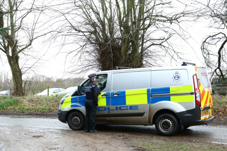 Des policiers surveillent l'entrée de Wood Farm, sur le domaine royal de Sandringham, dans le Norfolk, à l'est de l'Angleterre, le 20 février 2026, au lendemain de l'arrestation de l'ex-prince Andrew ( AFP / Toby Shepheard )