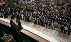 Une photo fournie par le bureau du guide suprême iranien, l'ayatollah Ali Khamenei, le montre saluant les fidèles et responsables à l'occasion du 36e anniversaire de la mort de l'ayatollah Ruhollah Khomeiny, à Téhéran le 4 juin 2025 ( KHAMENEI.IR / - )