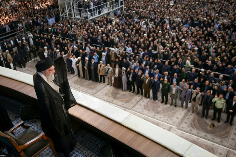 Une photo fournie par le bureau du guide suprême iranien, l'ayatollah Ali Khamenei, le montre saluant les fidèles et responsables à l'occasion du 36e anniversaire de la mort de l'ayatollah Ruhollah Khomeiny, à Téhéran le 4 juin 2025 ( KHAMENEI.IR / - )