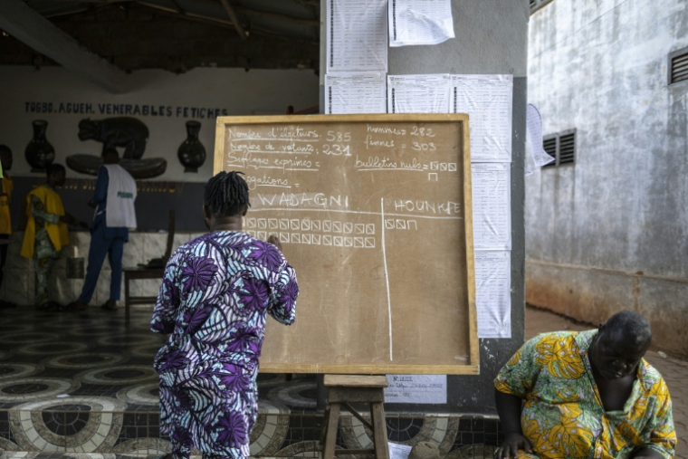 Dépouillement des votes à Porto-Novo, lors de l'élection présidentielle, le 12 avril 2026 au Bénin ( AFP / OLYMPIA DE MAISMONT )