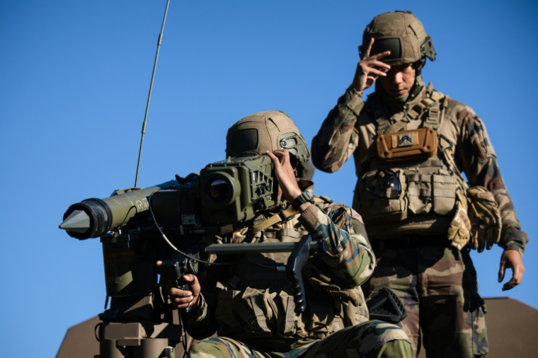 Des militaires de la 19e brigade d'artillerie manipulent un lanceur de missiles antiaériens léger transportable "Mistral" lors de l'exercice "Toll 25",  visant à améliorer l'appui-feu dédié aux opérations de pénétration en profondeur, sur le site de tir de l'Île du Levant de la DGA, le 25 novembre 2025 sur la Côte d'Azur ( AFP / CLEMENT MAHOUDEAU )