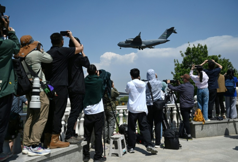 Un C-17 de l'US Air Force atterrit à l'aéroport international de Pékin avant la visite du président américain Donald Trump en Chine, le 11 mai 2026 ( AFP / GREG BAKER )