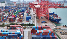 Un cargo et des conteneurs d'expédition dans le port de Lianyungang