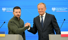 Volodymyr Zelensky et Donald Tusk à Varsovie, en Pologne, le 8 juillet 2024. ( AFP / SERGEI GAPON )