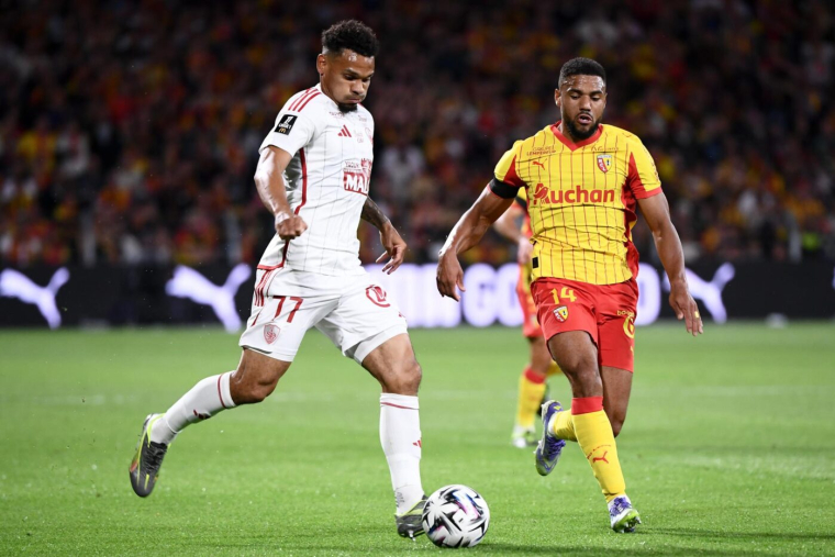 « Il nous traite comme des chiens » : la colère froide de Kenny Lala après Lens-Brest