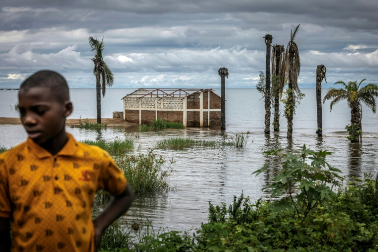 Une vieille église entourée par les eaux à Mukungu, au Burundi, près du lac Tanganyika, le 8 mai 2025 ( AFP / Luis TATO )