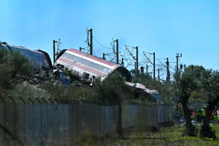 Des secouristes sur les lieux d’une collision entre un train à grande vitesse Renfe AVE et un train Iryo, entre Urda et Los Yébenes, dans la province de Tolède,  le 28 octobre 2026 en Espagne ( AFP / Javier SORIANO )