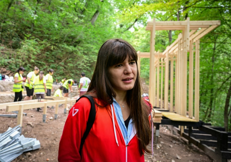 L'architecte Oana Chirila, à la tête d'un projet de restauration de la cité thermale historique de Baile Herculane, le 29 juillet 2025 en Roumanie ( AFP / Daniel MIHAILESCU )