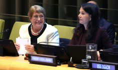 L'ancienne présidente chilienne Michelle Bachelet (G) et Annalena Baerbock, présidente de l'Assemblée générale de l'ONU, lors d'une audition au siège de l'ONU pour le poste de secrétaire général, le 21 avril 2026 à New York  ( AFP / TIMOTHY A. CLARY )