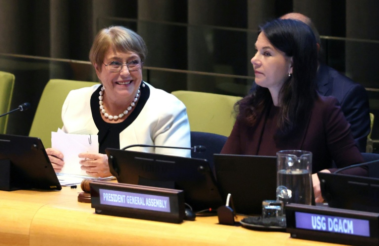 L'ancienne présidente chilienne Michelle Bachelet (G) et Annalena Baerbock, présidente de l'Assemblée générale de l'ONU, lors d'une audition au siège de l'ONU pour le poste de secrétaire général, le 21 avril 2026 à New York  ( AFP / TIMOTHY A. CLARY )