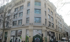 Sur les Champs-Élysées, l’immeuble Nike vaut plus que celui d’Apple (Crédit photo: Thomon - Wikimedia Commons)