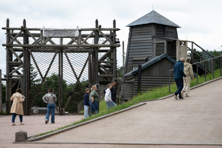 Des visiteurs à l'entrée du camp de concentration de Natzwiller dans le Bas-Rhin le 4 juin 2026 ( AFP / SEBASTIEN BOZON )