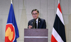 Le ministre thaïlandais des Affaires étrangères, Sihasak Phuangketkeow, lors d'une conférence de presse à l'issue d'une réunion spéciale de l'Association des nations de l'Asie du Sud-Est (Asean) consacrée au conflit frontalier thaï-cambodgien,le 22 décembre 2025 à Kuala Lumpur, en Malaisie  ( AFP / MOHD RASFAN )