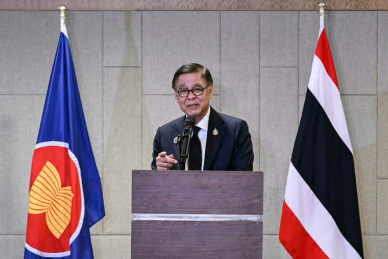 Le ministre thaïlandais des Affaires étrangères, Sihasak Phuangketkeow, lors d'une conférence de presse à l'issue d'une réunion spéciale de l'Association des nations de l'Asie du Sud-Est (Asean) consacrée au conflit frontalier thaï-cambodgien,le 22 décembre 2025 à Kuala Lumpur, en Malaisie  ( AFP / MOHD RASFAN )
