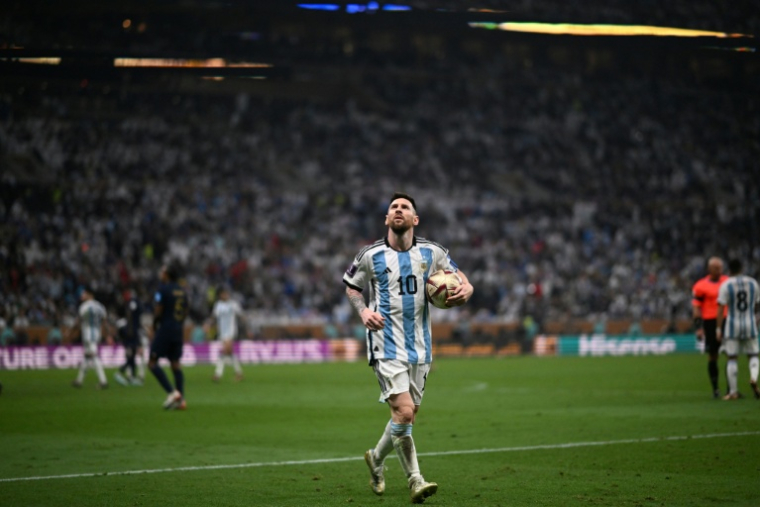 Lionel Messi avant la séance de tirs au but de la finale de la Coupe du monde remportée par l'Argentine face à la France le 18 décembre 2022 à Doha ( AFP / Kirill KUDRYAVTSEV )