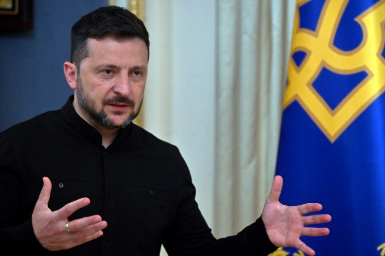 Le président ukrainien Volodymyr Zelensky le 19 mai 2025 à Kiev ( AFP / Sergei SUPINSKY )