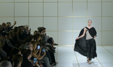 Défilé de la collection printemps-été Giorgio Armani lors de la semaine de la mode, le 27 septembre 2026 à Milan ( AFP / Stefano Rellandini )