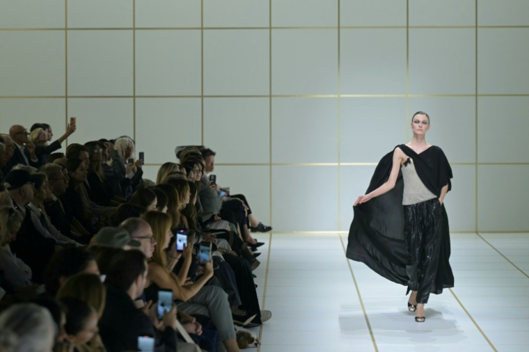 Défilé de la collection printemps-été Giorgio Armani lors de la semaine de la mode, le 27 septembre 2026 à Milan ( AFP / Stefano Rellandini )