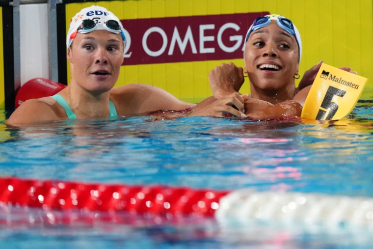 La Française Mary-Ambre Moluh, championne d'Europe du 100 m dos et sa compatriote Pauline Mahieu (3e), le 15 août 2026 à Saint-Denis ( AFP / Dimitar DILKOFF )
