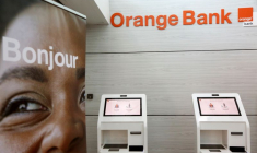 Des distributeurs automatiques sont visibles dans une banque de l'opérateur mobile français Orange à Abidjan