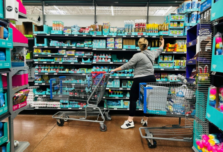 Une cliente dans un supermarché à Rosemead, le 11 avril 2025 en Californie ( AFP / Frederic J. BROWN )