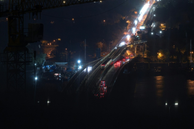 Vue générale d'une route à Kiev lors d'une coupure d'électricité dans la capitale ukrainienne due à des frappes russes, le 10 octobre 2025 ( AFP / Andrew Kravchenko )
