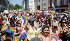 Des participants à la "La Marche des Fiertés LGBT+", le 20 juin 2026 à Strasbourg, dans le Bas-Rhin, lors d'un épisode de canicule en France ( AFP / ROMEO BOETZLE )