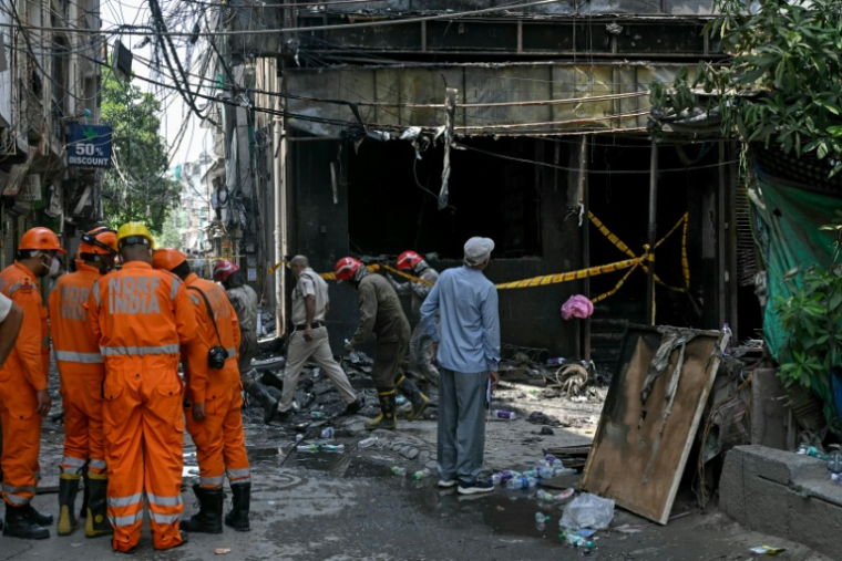 Les secours sur place après l'incendie du Flourish Stay, un bed-and-breakfast bon marché situé dans la partie sud de la mégapole indienne de New Delhi le 3 juin 2026 ( AFP / Arun SANKAR )