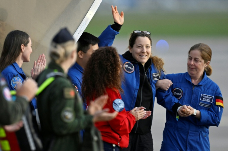 L'astronaute française Sophie Adenot (2eD) à son arrivée à l'aéroport de Cologne, le 10 octobre 2026  ( AFP / INA FASSBENDER )