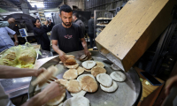 Des employés d'une boulangerie de Deir el-Balah, dans le centre de la bande de Gaza, après une levée partielle du blocus israélien à la livraison d'aide humanitaire, le 22 mai 2025 ( AFP / Eyad BABA )