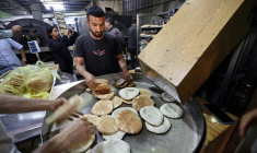 Des employés d'une boulangerie de Deir el-Balah, dans le centre de la bande de Gaza, après une levée partielle du blocus israélien à la livraison d'aide humanitaire, le 22 mai 2025 ( AFP / Eyad BABA )