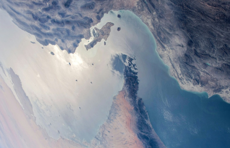 Vue du détroit d'Ormuz séparant l'Iran (en haut) des Émirats arabes unis et d'Oman (en bas), 8 avril 2021, depuis la Station spatiale internationale ( NASA / - )