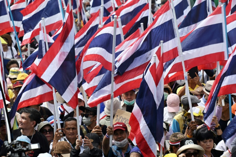 Des manifestants demandent la démission de la Première ministre thaïlandaise Paetongtarn Shinawatra, le 19 juin 2025 à Bangkok ( AFP / Lillian SUWANRUMPHA )