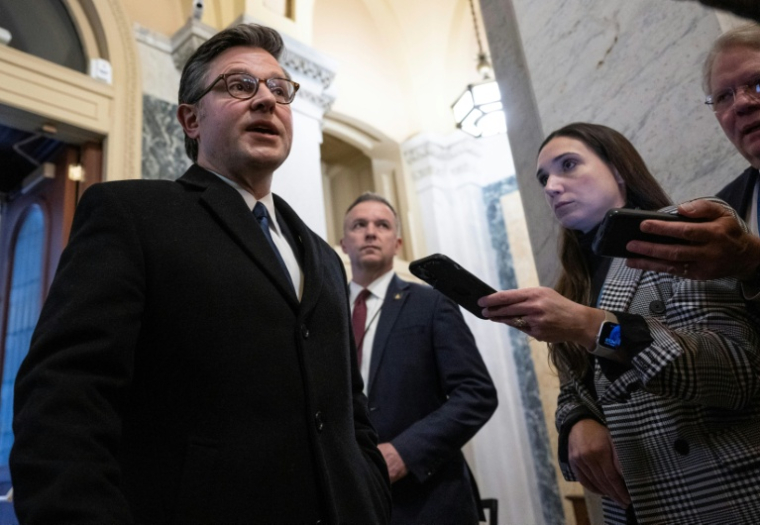 Le président républicain de la Chambre américaine des représentants, Mike Johnson, parle à la presse à son arrivée au Capitole de Washington, le 2 février 2026 ( AFP / ANDREW CABALLERO-REYNOLDS )