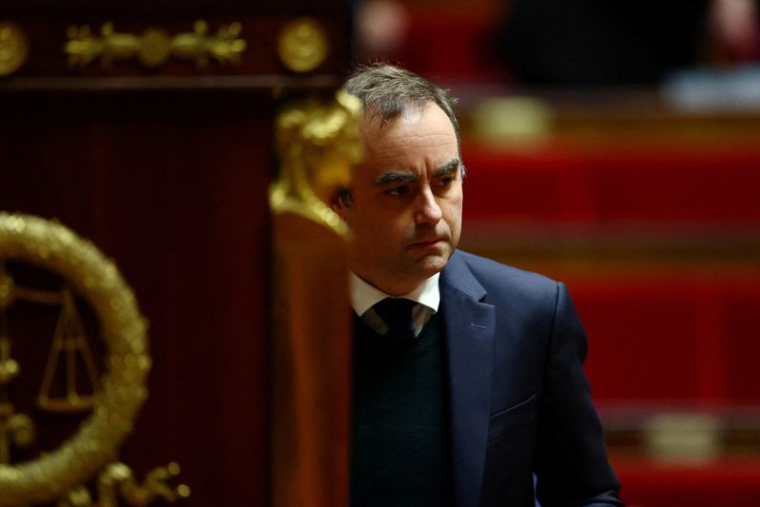 Le Premier ministre français Sébastien Lecornu arrive pour prononcer un discours lors de la première discussion générale sur le projet de loi de finances 2026 (première partie - PLF 2026) pendant une session à l'Assemblée nationale à Paris