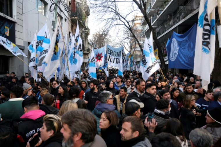 Des partisans de l'ancienne présidente Cristina Kirchner attendent devant le siège du Parti justicialiste pendant qu'elle rencontre des dirigeants politiques à Buenos Aires, le 10 juin 2025 en Argentine ( AFP / Alessia MACCIONI )