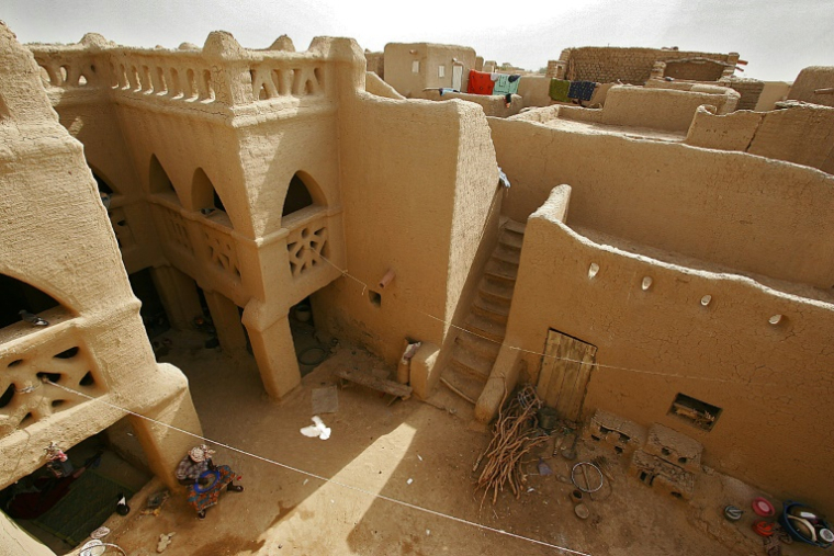 Une femme se repose dans la cour intérieure d'une vaste maison construite en terre battue, le 9 février 2005 à Djenné, dans le centre du Mali ( AFP / FRANCOIS XAVIER MARIT )