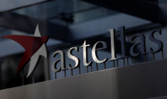 Le logo d'Astellas Pharma est représenté au siège de la société à Tokyo