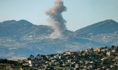 La fumée d'une frappe aérienne israélienne sur le sud du Liban, vue depuis l'autre côté de la frontière, en Haute Galilée, dans le nord d'Israël, le 19 juin 2026 ( AFP / Jalaa MAREY )