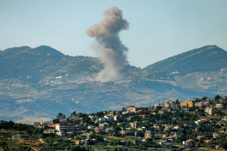 La fumée d'une frappe aérienne israélienne sur le sud du Liban, vue depuis l'autre côté de la frontière, en Haute Galilée, dans le nord d'Israël, le 19 juin 2026 ( AFP / Jalaa MAREY )