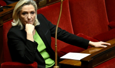 Marine Le Pen à l'Assemblée nationale, à Paris, le 10 décembre 2025 ( AFP / JULIEN DE ROSA )