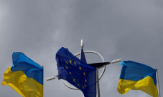Photo d'archives des drapeaux de l'Ukraine et de l'UE  qui se dressent devant l'emblème de l'Otan au centre de Kyiv