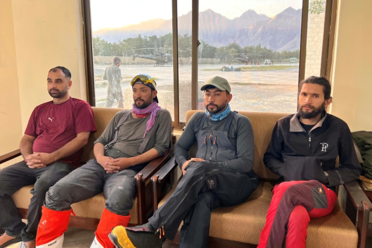 Photographie distribuée par le Club alpin du Pakistan et prise le 31 juillet 2026 montre des sauveteurs alpinistes avant leur départ de la base aérienne de Skardu, dans le nord du Pakistan, pour une mission de recherche du grimpeur népalais Nirmal Purja porté disparu avec de neuf autres alpinistes après une avalanche ( Alpine Club of Pakistan / - )