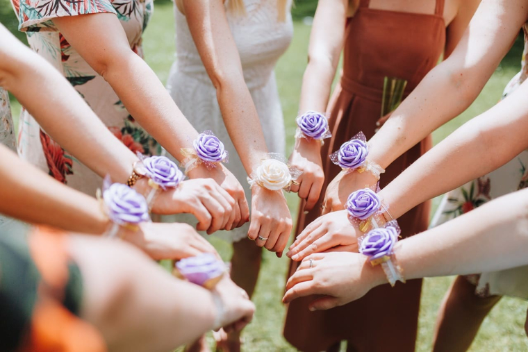 (Crédits photo : Adobe Stock - Ronde de jeunes femmes rassemblées pour un EVJF avant le mariage)